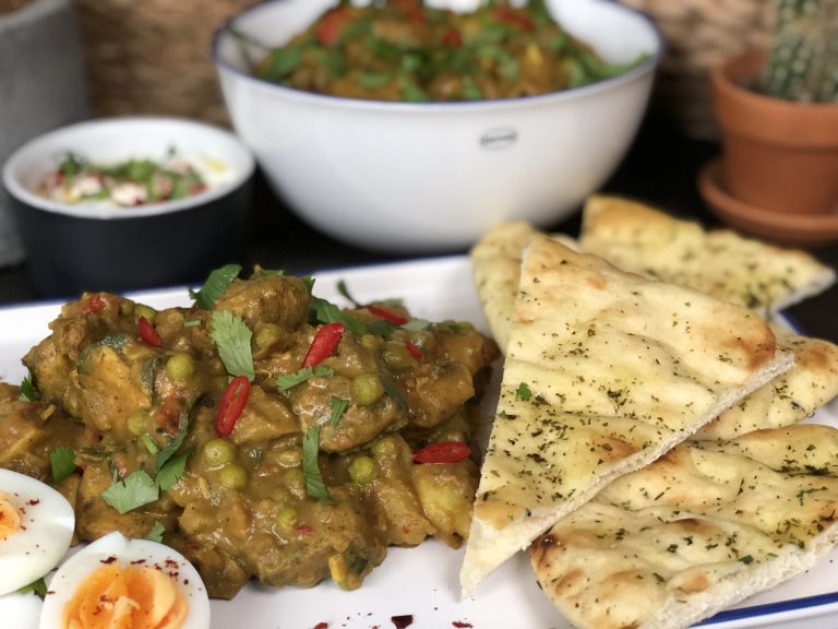 Indiase curry met kip, aardappel en groenten Indiase curry met kip, aardappel en groenten