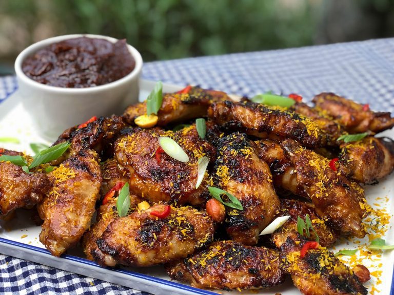 Indische kippenvleugels van de bbq: ajam ketjap Indische kippenvleugels van de bqq