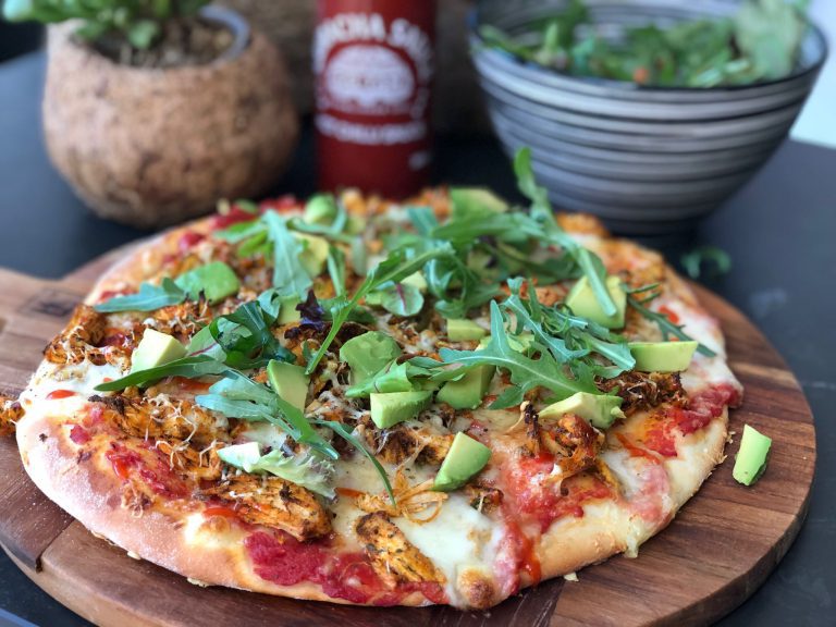 Pizza hete kip met avocado pizza met hete kip en avocado. pizzadeeg zelf maken