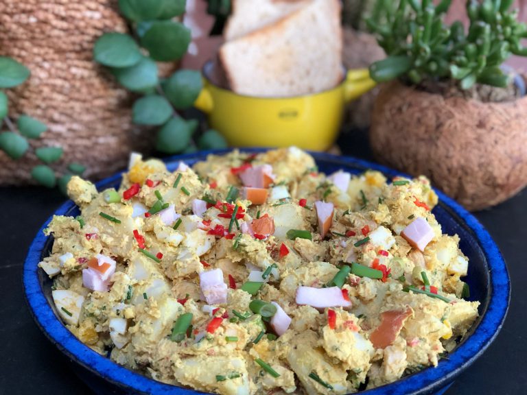 Kerrie aardappelsalade met gerookte kip en ei kerrie aardappelsalade