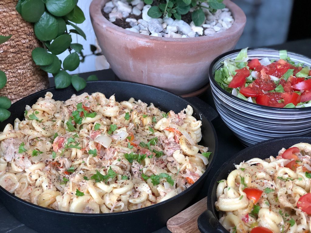 recept pasta met tonijn roomsaus, tomaat en een frisse andijvie salade