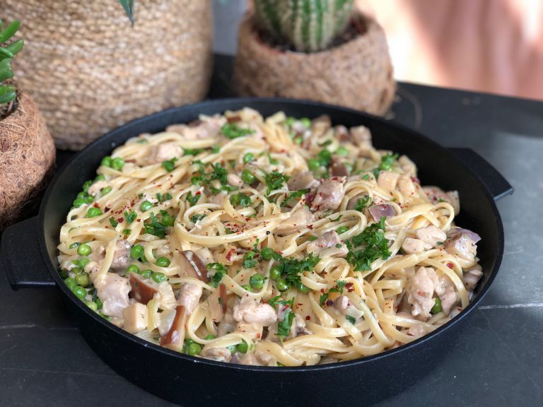 Romige kip met groenten en pasta pasta met romige kip en groente