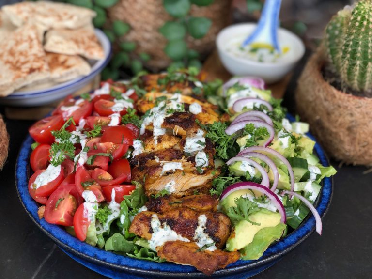salade met shoarma van kip en frisse dressing salade met kip shoarma en kruidige dressing