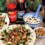 Pittige Chinese kip wraps met cashewnoten