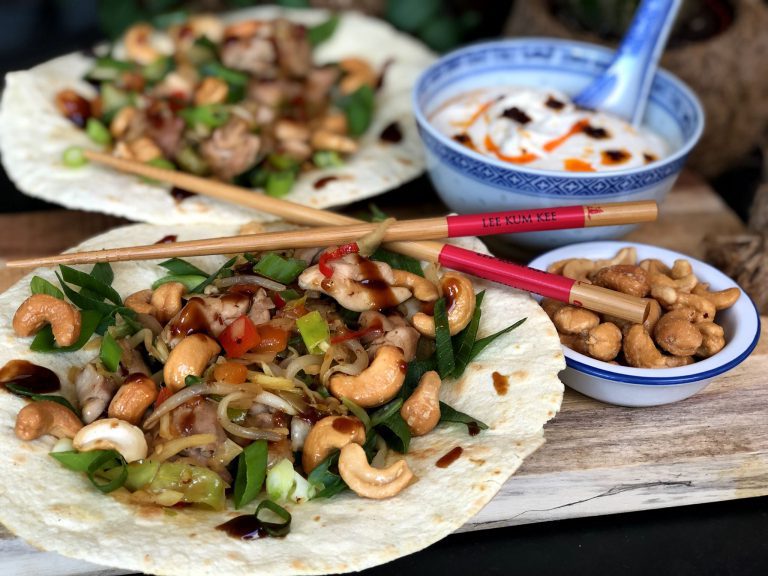 Pittige Chinese kip wraps met cashewnoten Pittige Chinese kip wraps met cashewnoten