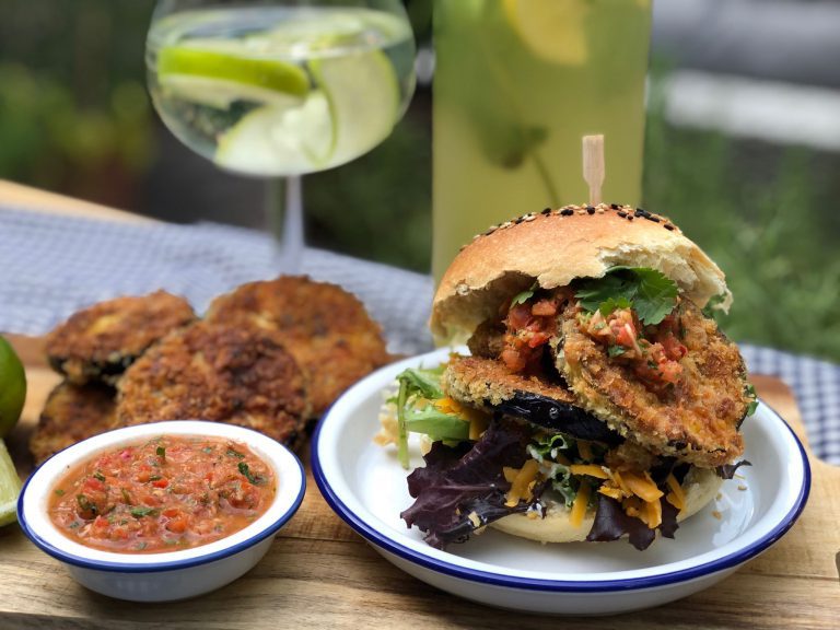 Aubergine burger met pittige salsa zelf een vegetarische aubergine burger maken met pittige salsa