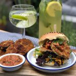 recept krokante aubergine burger met pittige salsa