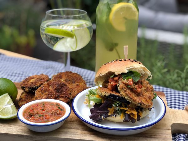 aubergine-burger-1 recept krokante aubergine burger met pittige salsa