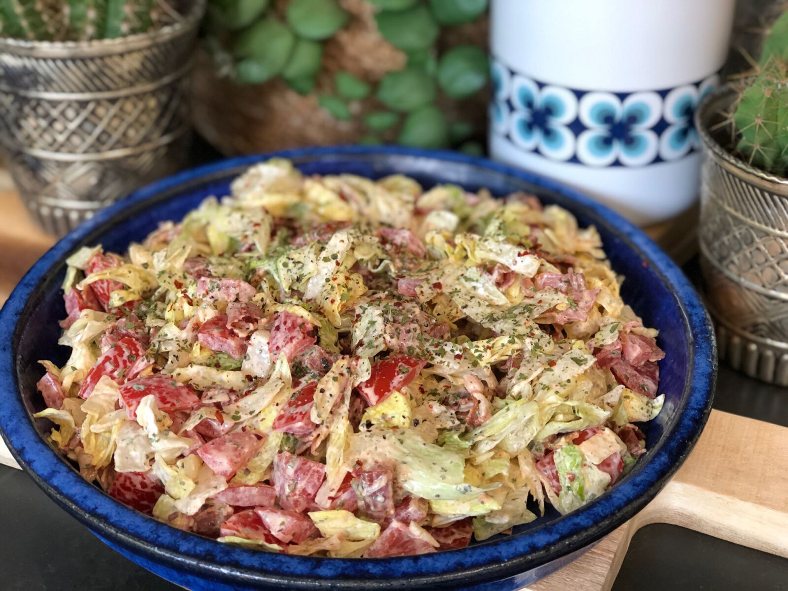 BLT salade met krokant gebakken spek, tomaat en sla