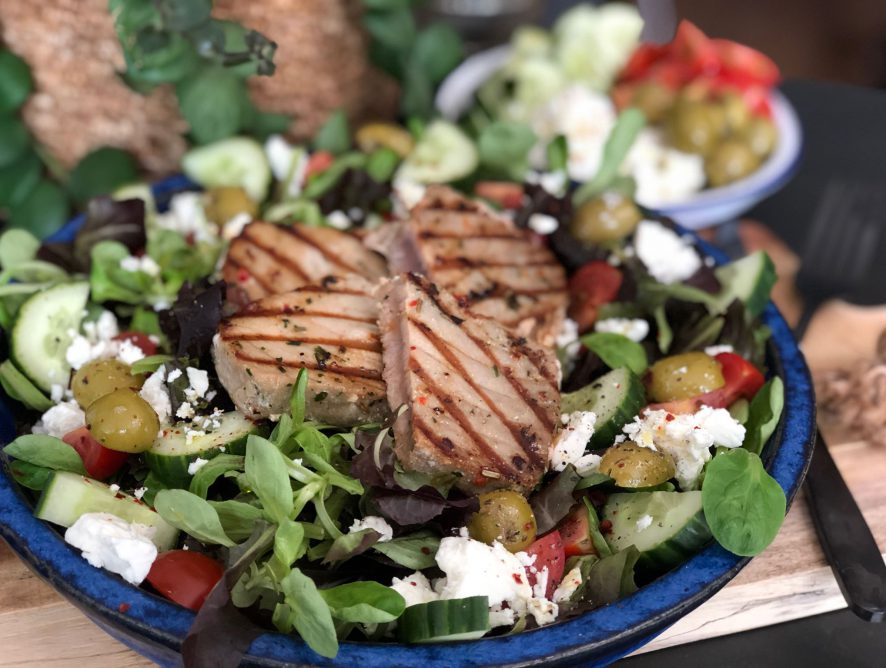 Griekse Salade nicoise met tonijnsteak