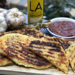 Italiaanse Naan of Italiaanse platbrood met kruidige ketchup