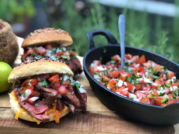 gegrilde-bavette-op-een-broodje met pico de gallo gegrilde bavette met pico de gallo
