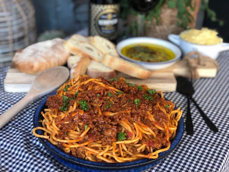 Spaghetti in pittige tomatensaus: simpel recept Spaghetti in pittige tomatensaus