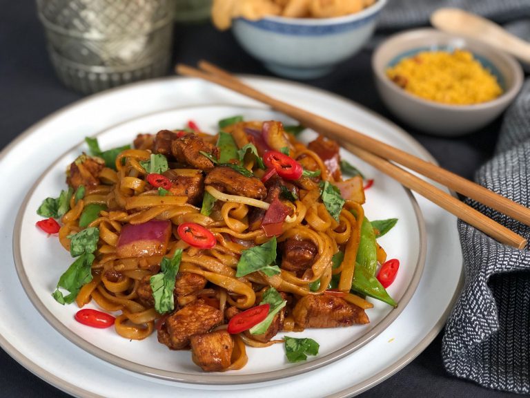 bami met kip ketjap en wokgroenten bami met kip ketjap saus