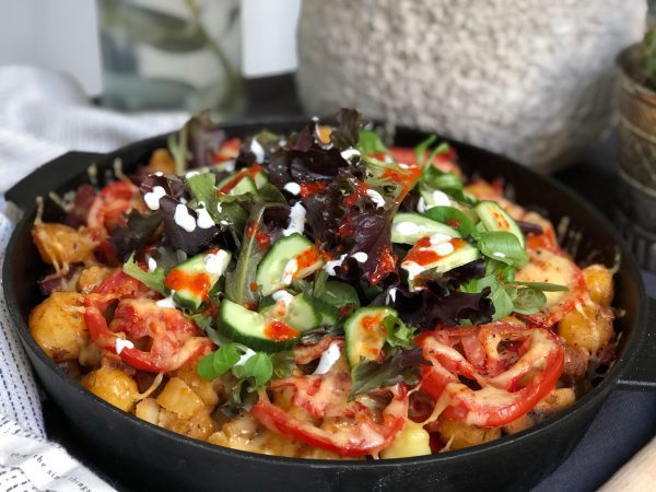 turkse-krieltjes-ovenschotel-met-salade Krieltjes ovenschotel met Turkse worst, sla, komkommer, sambal oelek en knoflooksaus