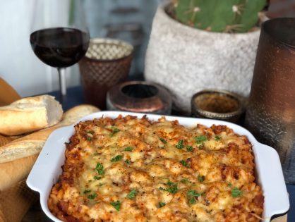 Macaroni met tonijn in tomatensaus ovenschotel