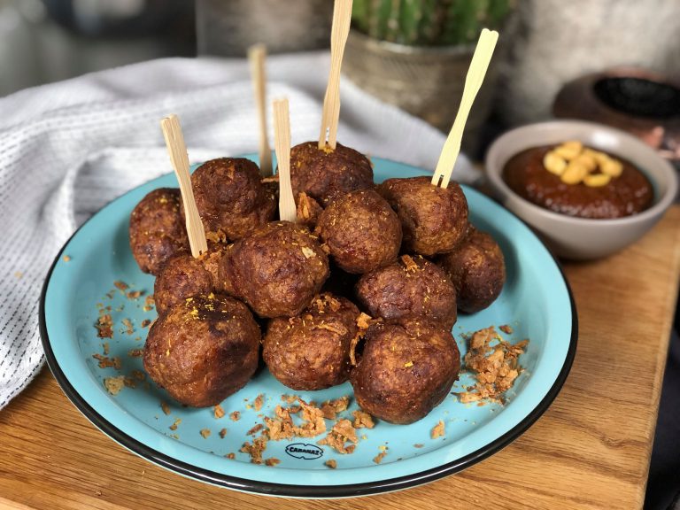 saté gehaktballetjes : borrelsnack met pindasaus sate gehaktballetjes met pindasaus