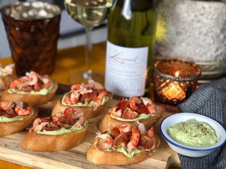 Bruschetta met avocadomousse en rivierkreeftjes bruschetta met avocadomousse en rivierkreeftjes