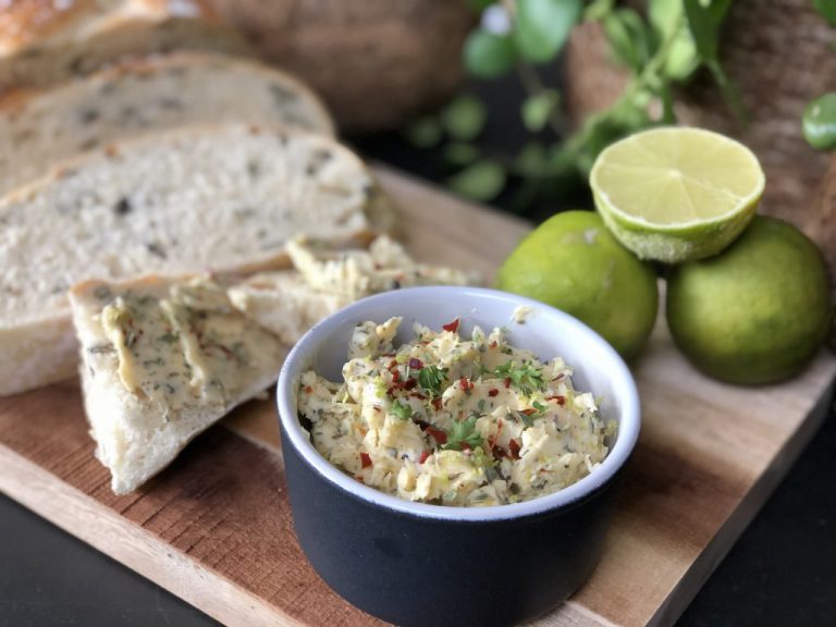 9 heerlijke salades voor op een toastje kruidenboter met citrus en knoflook