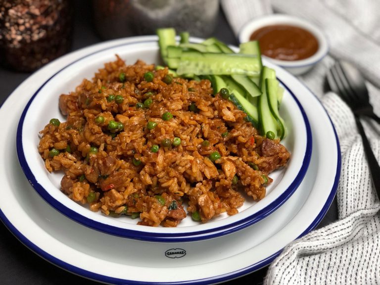 Surinaamse nasi met kip maken Surinaamse nasi met kip en komkommer in zuur