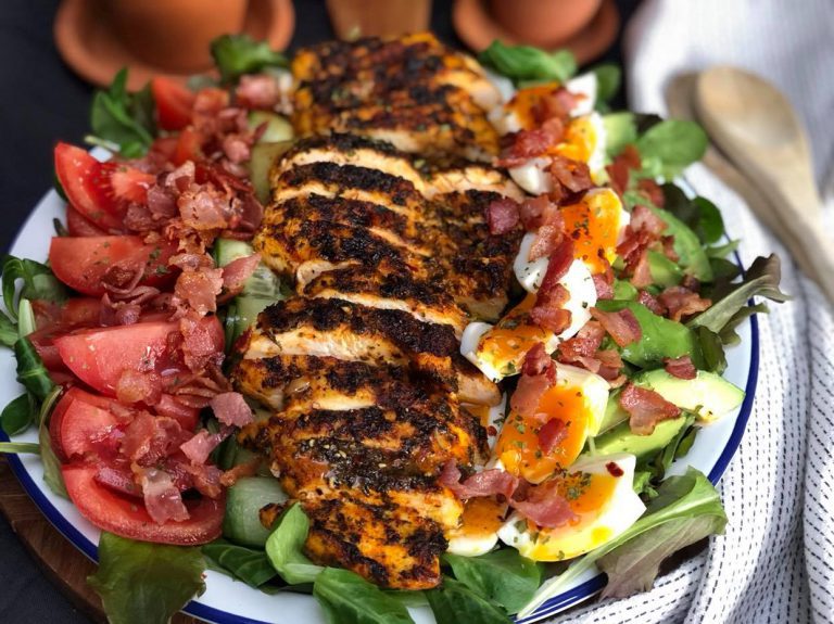 salade met gegrilde kip en bacon