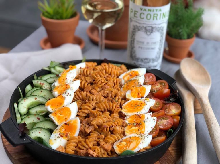 pastasalade met spekjes, ei, tomaat en komkommer pastasalade met spekjes, ei, tomaat en komkommer