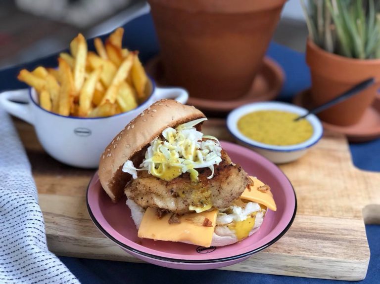 krokante kipburger met honing mosterdsaus krokante kipburger met honing mosterdsaus
