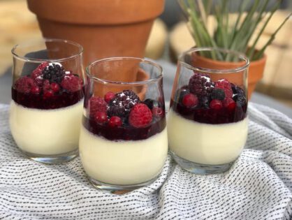 simpele panna cotta met rood fruit compote