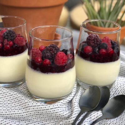 panna cotta met rood fruit compote