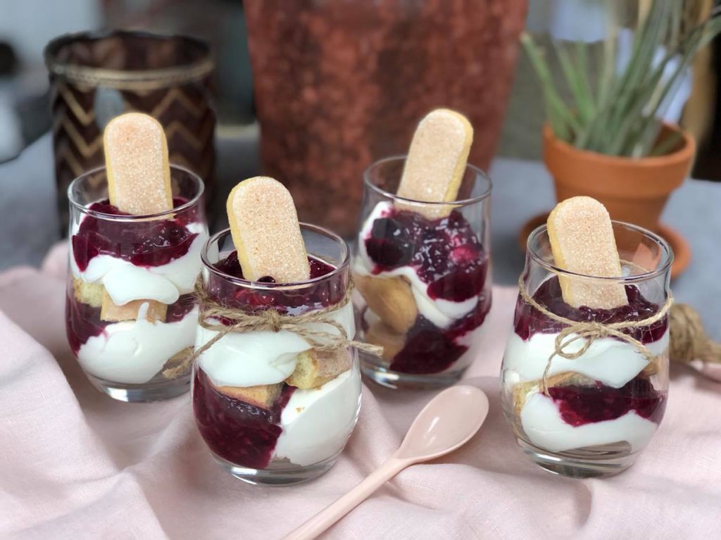 een heerlijke zomers toetje: trifle met lange vingers en zomerfruit compote