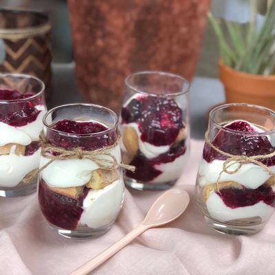 Trifle met lange vingers en zomerfruit