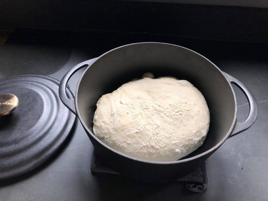 brood bakken in een gietijzeren pan