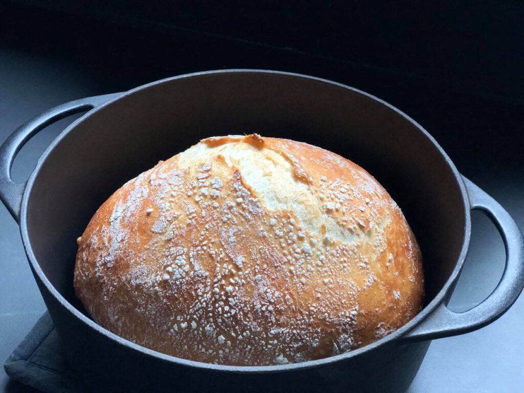 no knead bread in gietijzeren pan bakken