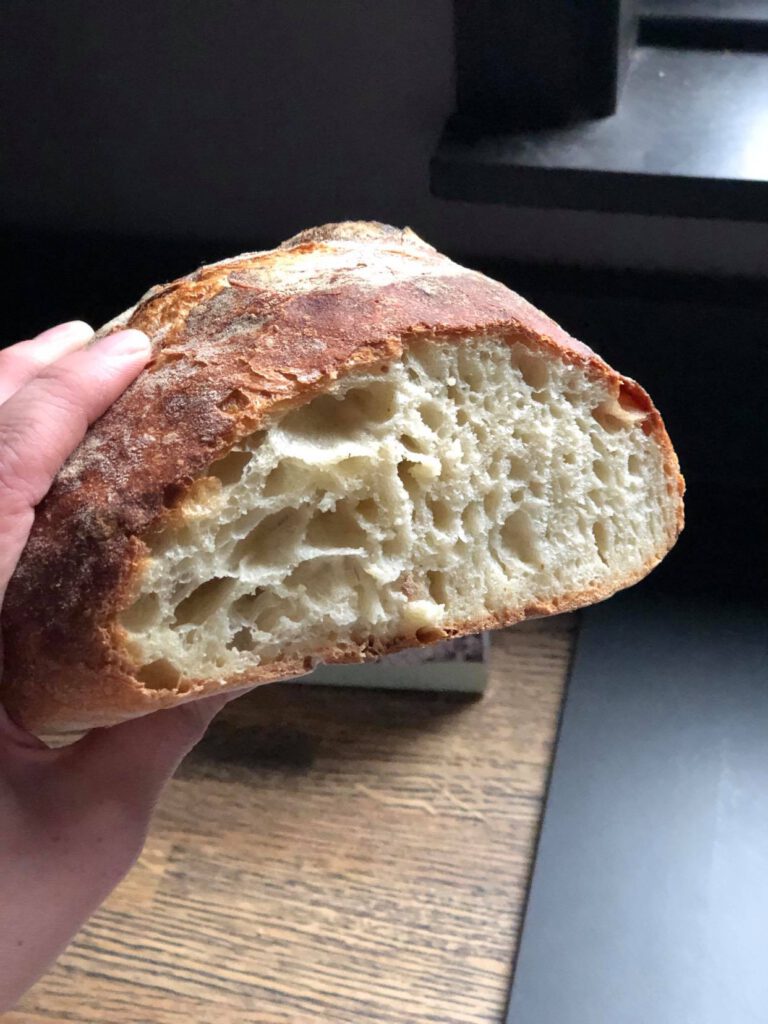super luchtig brood gebakken: no knead bread
