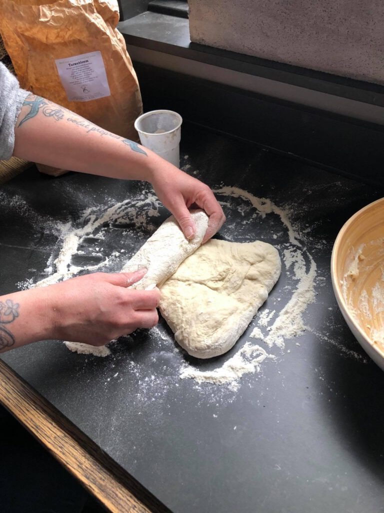 zelf brood bakken, het brood kneden en vormen 