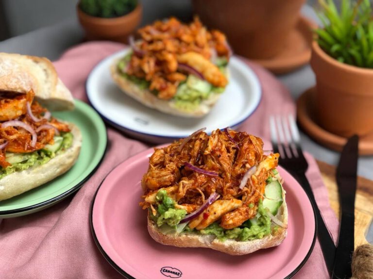 broodje pulled chicken: zoet-pittige kip broodje met pulled chicken: zoet en pittige kip