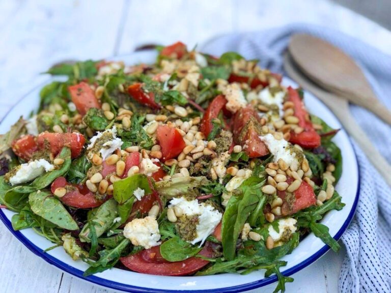 salade caprese met pesto en tomaat salade caprese met tomaat, mozzarella en pesto