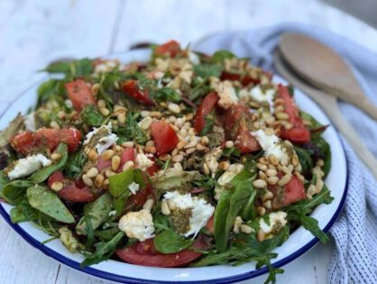 salade caprese met pesto en tomaat