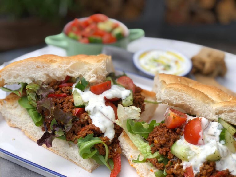 Turks brood met kruidig gehakt, salsa en yoghurtdip Turks brood met kruidig gehakt