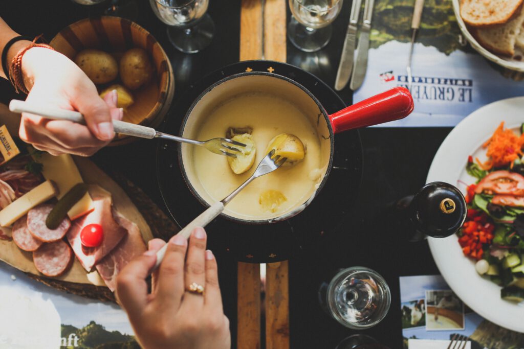 kaas fonduen, gezellig samen aan tafel koken