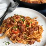 tagliatelle met verse worst in tomatensaus