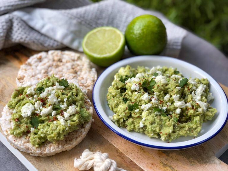 avocado dip met feta, limoen en koriander