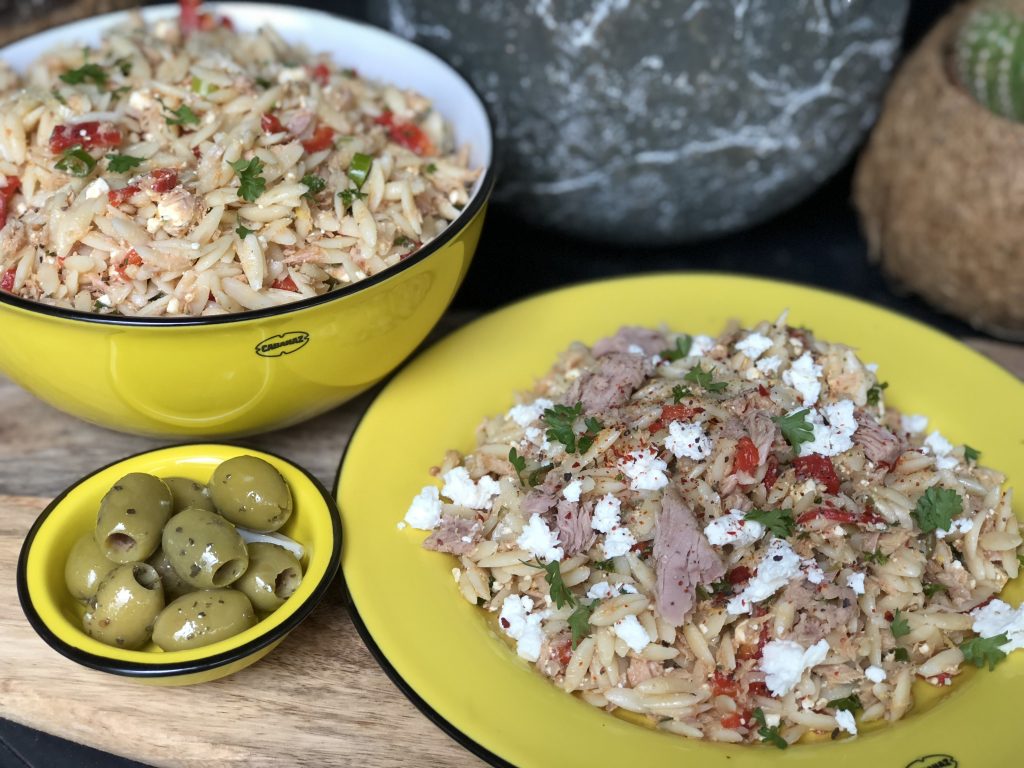 mediterraanse orzo salade met tonijn, paprika en feta