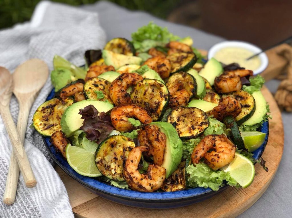 salade met gegrilde gamba's en gegrilde courgette