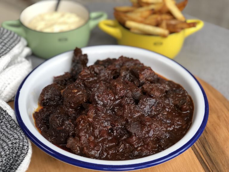 stoofvlees in ketjap saus: zoet en pittig stoofvlees in ketjap saus met ketjap manis en sambal