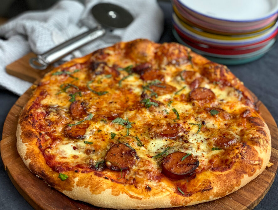 pizza met pittige rookworst en kaas