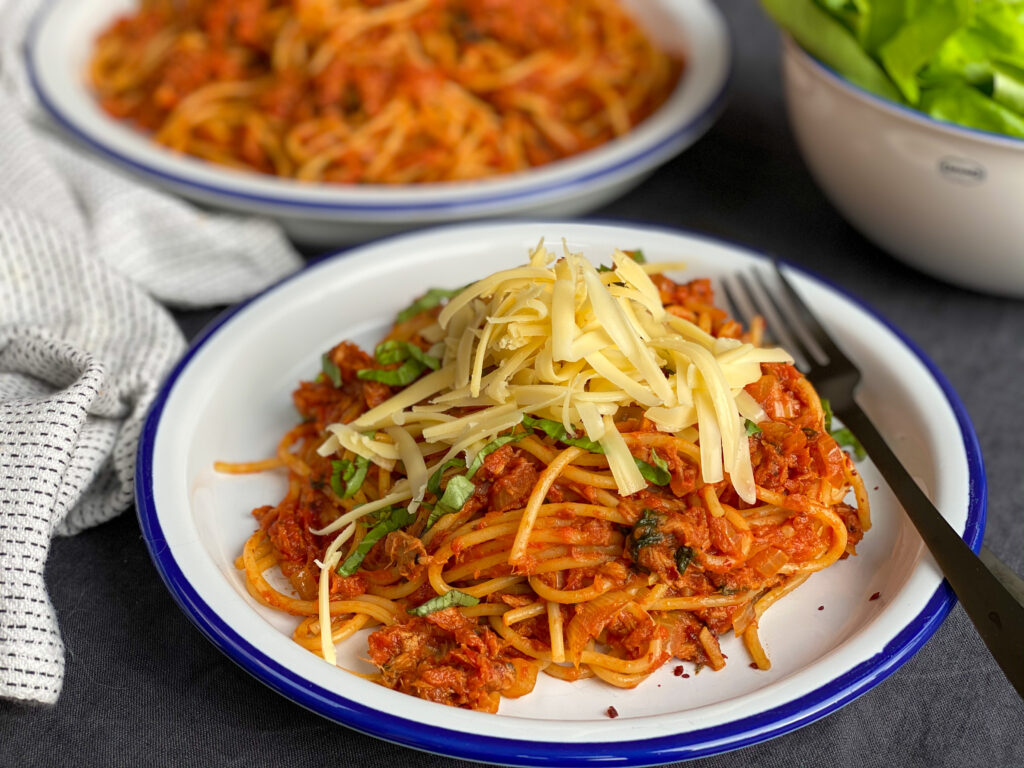 spaghetti met tonijn in pittige tomatensaus en extra veel kaas