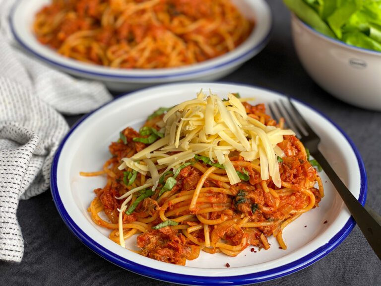 spaghetti met tonijn in pittige tomatensaus spaghetti met tonijn in pittige tomatensaus
