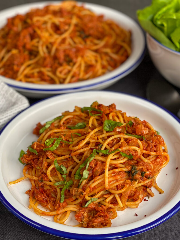 spaghetti met tonijn in pittige tomatensaus