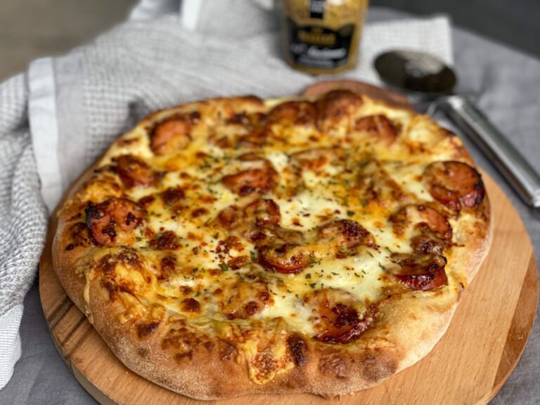 Pizza met rookworst en crème fraîche pizza met rookworst en crème fraîche